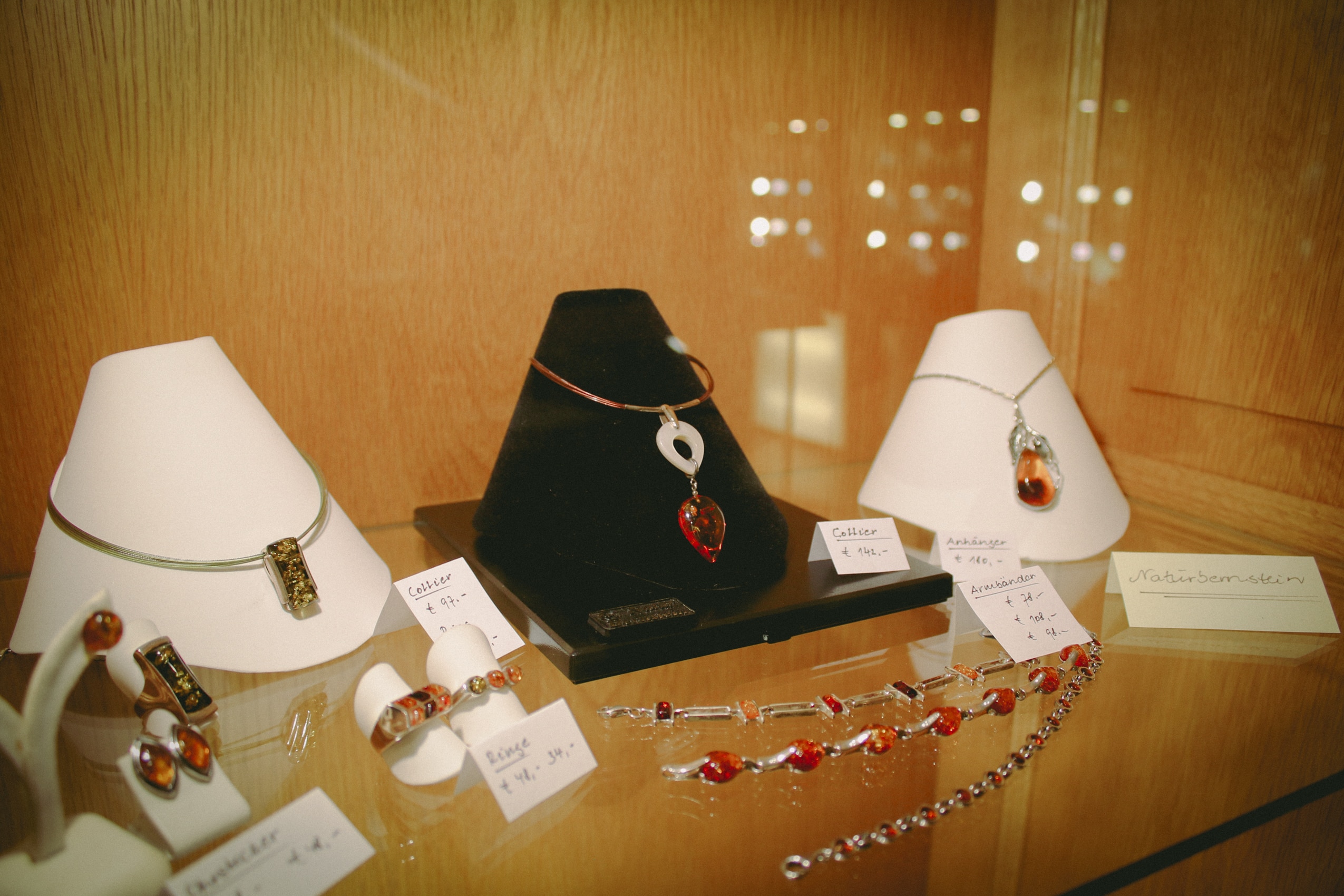 Ketten, Ringe, Armbänder und Ohrringe in der Auslage eines Juweliers.